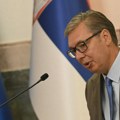 VIDEO Objavljen snimak na kojem se vidi kako redari SNS mitinga u Užicu tuku čoveka koji leži na zemlji, Vučić kaže da "nikoga…