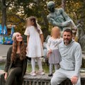 Kakva idila! Luna i Marko odveli ćerke u zoo vrt: Devojčice oduševljene, maze životinje i voze se na vrtešci