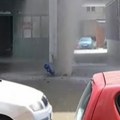 "Vaše je samo Da ponesete šampon" Snimljen gejzir u Novom Sadu, voda šiklja do trećeg sprata, ljudi zbijaju šale