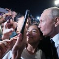 Putinov bizarni šou u Dagestanu: Iznenadna poseta, zagrljaji, poljupci i selfiji FOTO