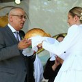 Na centralnoj svečanosti 113. "Dužijance" bandašica Dunja Šimić predala hleb od ovogodišnjeg žita gradonačelniku…