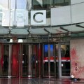 Ulaz u zgradu BBC posut crvenom bojom