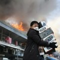 "Treba kiriju da platim, šta ću: Sada?!" Kineskinja u suzama pokušava da spasi robu iz tržnog centra koji je u plamenu…