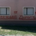 (Foto) neoprostivo ponašanje Na porodičnoj kući bake Vladimira Balaća osvanuli skandalozni natpisi: "Selite se dođoši!"