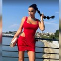 Neki kažu "moda", neki kažu da je previše! Mia Borisavljević u vreloj haljini prošetala gradom, a svi se pitaju da li nosi…