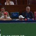 Ovih 5 ljudi zabrinuto gledaju Đokovića iz lože u osmini finala Šangaja, nadamo se da će sve biti u redu