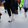 Lekar i aktivisti prate studente iz Novog Pazara na maršu do Novog Sada