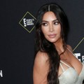 Kim Kardašijan i Luis Hamilton zagrljeni usred pustinje (VIDEO)