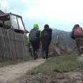 Mali gorštaci s Golije odmalena znaju šta je težak rad: Metići pešače po dva sata, beže od mečki na putu do škole a imaju samo…