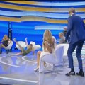 Blam najprovokativnije voditeljke: Pala usred emisije, videlo se ono što nikako nije smelo VIDEO