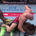 Neslavan povratak MMA legende: Adesanja brutalno prebijen, završio u lokvi krvi
