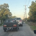 TEŠKA NESREĆA U MARTINCIMA: Automobil podleteo pod traktor u centru sela, ima povređenih