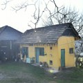 Овако данас изгледа имање на ком је снимана серија "Село гори, а баба се чешља": На хиљаде људи га сада обилази