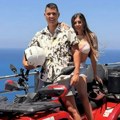 Ena pokazala rasne obline u brutalnom bikiniju: Uživa sa Pejom, voze kvad u Grčkoj i razmenjuju nežnost