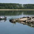 AP: Zbog niskog vodostaja Dunava u Prahovu isplivali ostaci nacističkih brodova