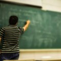 Novosadski sud presudio: Isplata polovine jubilarne nagrade nastavniku novosadske škole je diskriminacija