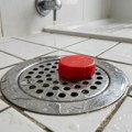 Domaćice u Srbiji su oduševljene: Ubacite plastičan čep u tuš-kabinu i zaboravite na zapušene cevi zauvek