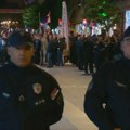 Policijski kordon razdvaja dve grupe u Vranju: Naprednjaci se okupili pored mesta dočeka studenata biciklista
