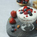 Recept dana: Parfe sa grčkim jogurtom i bobičastim voćem