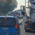 Teška nezgoda kod Ostružnice: Saobraćaj obustavljen zbog udesa