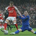 Arsenal nastavio poteru za Sitijem, štoperi pogađali