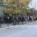 Gužve na biračkim mestima u Kragujevcu, građani u redovima od ranog jutra