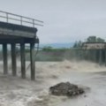 Srušio se most u Mrčajevcima zbog poplava (VIDEO)