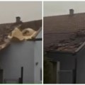 Kao da je zadnje vreme došlo Olujno nevreme otkinulo krov kuće u Novom Sadu, nosi ga kao da je parče kartona! Scena kao iz…