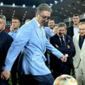 Kad neznalica hoće nešto pred majstorima džajom i Piksijem Vučić pimpovao loptu na novom stadionu u Leskovcu pa se…