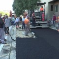 U toku asfaltiranje trotoara u ulici Dragoslava Srejovića