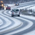 Sneg izazvao nezapamćen haos u Nemačkoj: Obustavljaju se letovi, nižu se saobraćajne nesreće, ima žrtava