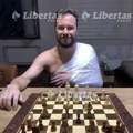 Osvanula nova fotografija vođe kavačkog klana Radoja Zvicera: Igra šah sa zavojima preko ruke, otkriveno kada je nastala…