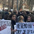 Prosvetni radnici na protestu ispred Ministarstva: "Prosveta u Srbiji izudaran borac u ringu" (VIDEO)