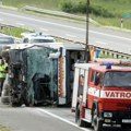 U sudaru autobusa i automobila u Hrvatskoj dvoje poginulih i tridesetak povređenih