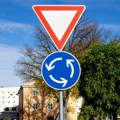 Tri muškarca osumnjičena za krađu 22 saobraćajna znaka sa Moravskog koridora