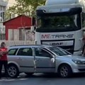 Saobraćajka kod škole u Kragujevcu: Kamion udario u putnički automobil, ovo su detalji