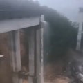 (Video) Kamion visio na ivici provalije: Katastrofalne poplave u Kini: Urušio se deo mosta, 80.000 evakuisanih u provinciji…