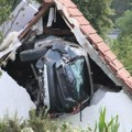 Auto se zakucao u krov štale! Šok prizor: Nakon sudara udario dete na trambolini, pa odleteo u vazduh (video, foto)