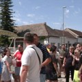 Poljoprivredniku iz Ašanje kućni pritvor, na okupljene pred sudom nepoznati čovek potegao nož