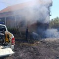 Veći požar i u ataru Jarsenova: Vatra stigla do kuća, meštani pomažu vatrogascima