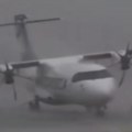 Olujni vetar baca avion kao igračku Pilot se bori protiv stravičnog nevremena, snimak ledi krv u žilama!