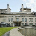 Zastava OVK na ambasadi Srbije u Hagu