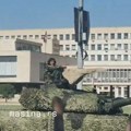 Mahao studentima pa završio na disciplinskoj: Vojnik iz parade postao bezbednosni problem