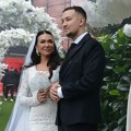 Mladenci došli u besnom džipu, vijore se srpske zastave: Raskošna dekoracija kod Uroša, prolaz od belog cveća