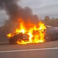"Mercedes" izgoreo kod Smedereva Buktinja u potpunosti "progutala" vozilo, prolaznici u čudu gledali! (video)