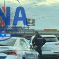 Filmska potera ulicama Čačka: Bahati vozač nije želeo da stane na znak stop, blokiran od strane tri policijska vozila u…