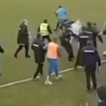 Sevale pesnice, ljudi padali po terenu, reagovala policija... Isplivao snimak tuče koja je šokirala Srbiju: Posle fudbala -…