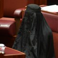 (Video) Bura u parlamentu: Desničarska senatorka stavila burku u javnosti i izazvala erupciju besa: "Ovo je rasizam"