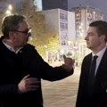 Vučić se “režirano” prošetao centrom Niša, a vozio se i “nameštenim” autobusom
