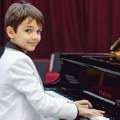 Čudo od deteta: Sa 10 godina Teodor već ispisuje stranice muzičke istorije, a on skromno kaže: "Ja bih samo da sviram" (foto…